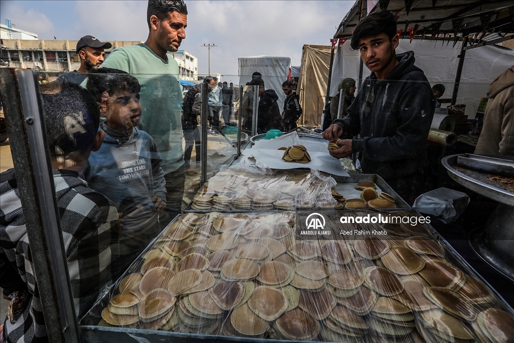İsrail'in yardımların girişini durdurduğu Gazze Şeridi'nde Filistinliler sayıyla sebze alıyor