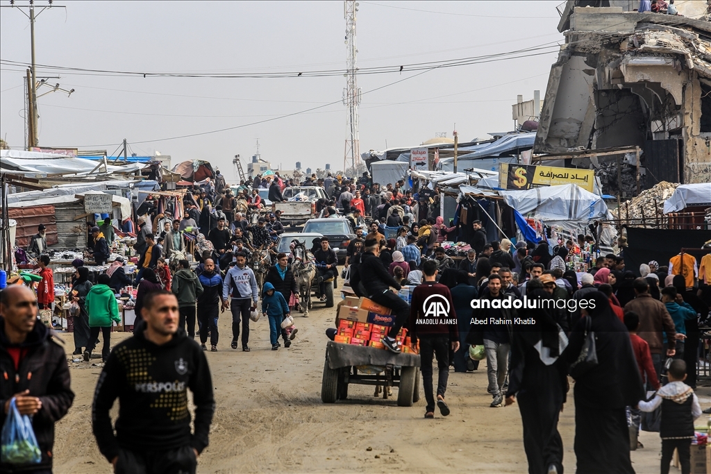 İsrail'in yardımların girişini durdurduğu Gazze Şeridi'nde Filistinliler sayıyla sebze alıyor