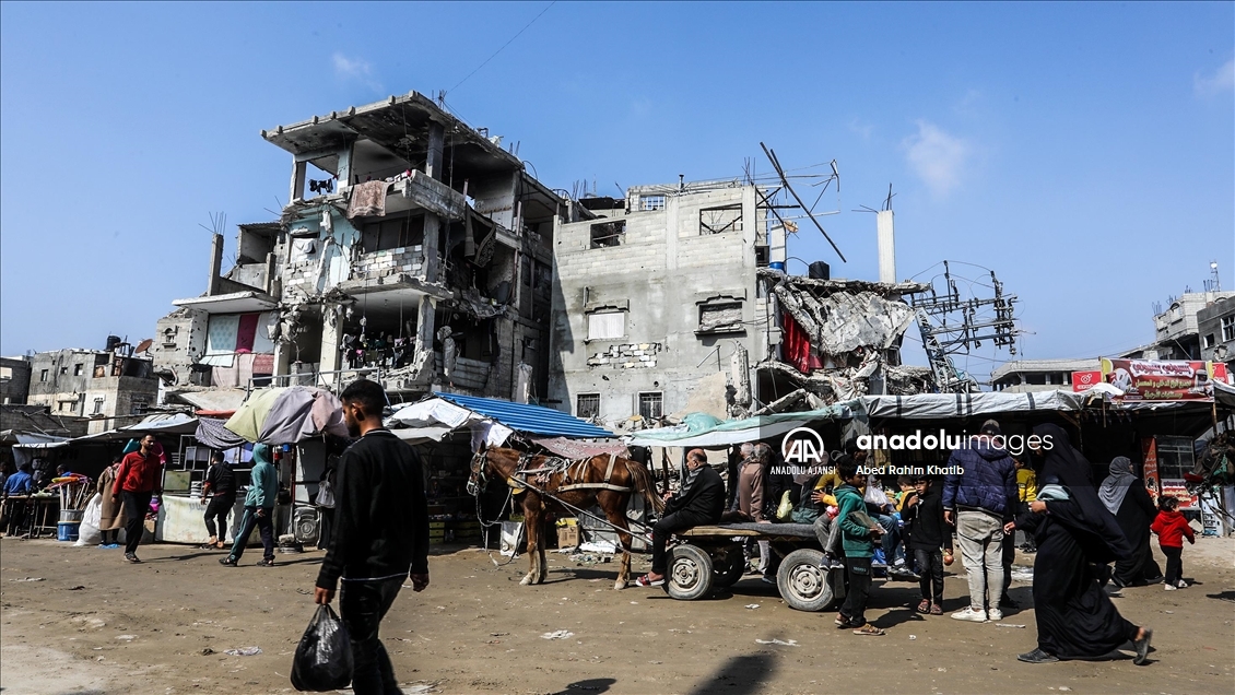 İsrail'in yardımların girişini durdurduğu Gazze Şeridi'nde Filistinliler sayıyla sebze alıyor