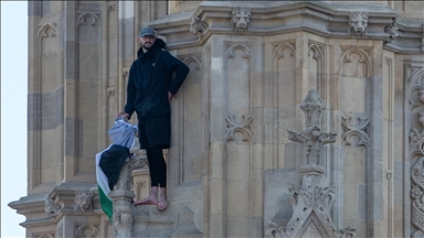 Londra'da bir gösterici Filistin bayrağıyla Big Ben'e tırmandı