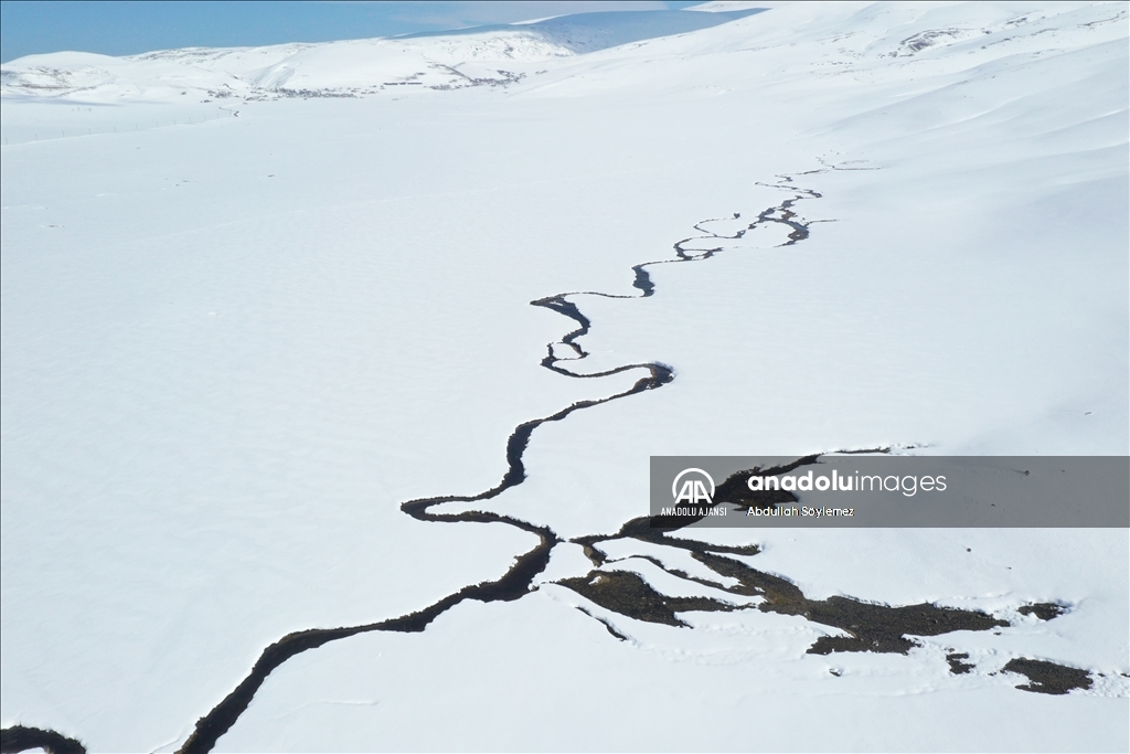 Ağrı'da menderesler karla kaplandı
