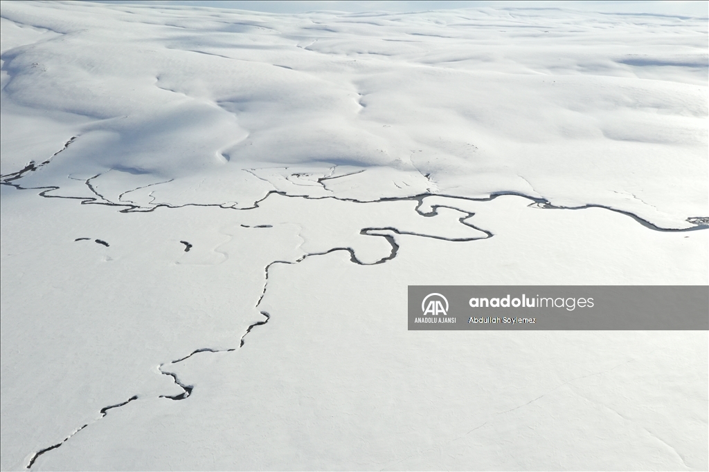 Ağrı'da menderesler karla kaplandı