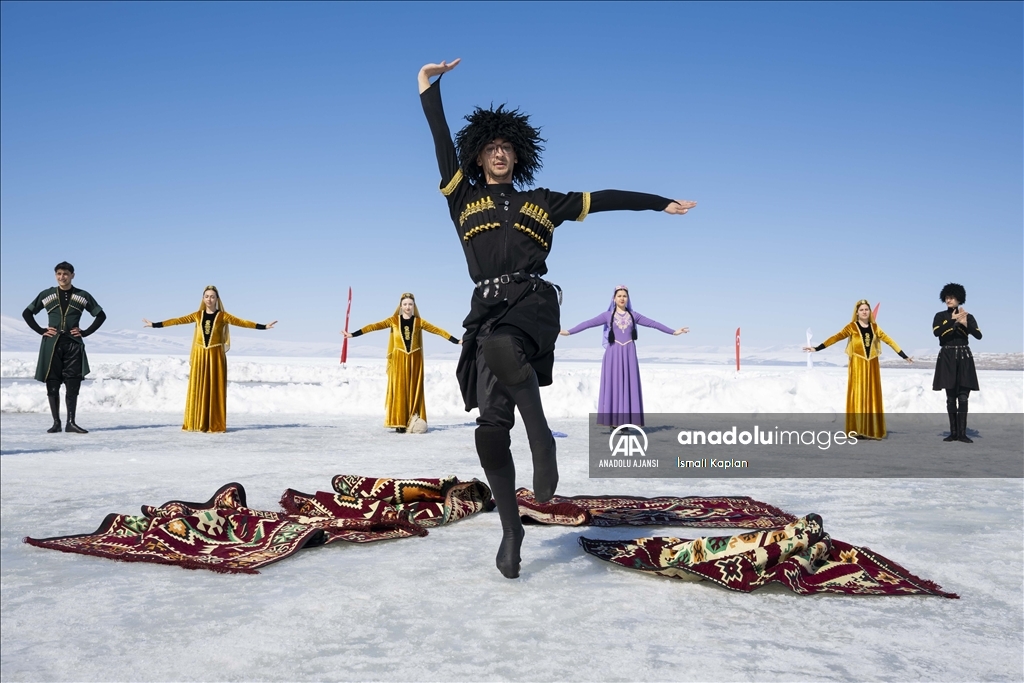 Senkronize Buz Pateni Kadın Milli Takımı sporcuları Çıldır Gölü'nde gösteri sundu