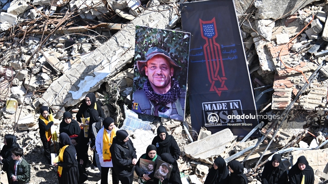 Hizbullah, ateşkes öncesi İsrail saldırılarında hayatını kaybeden 25 üyesini toprağa verdi