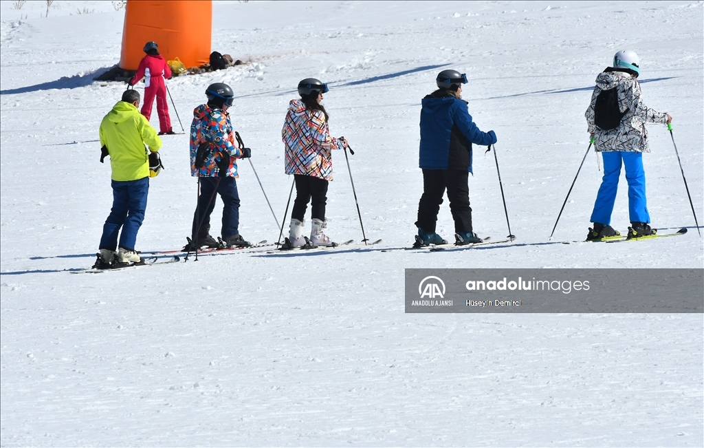 Sarıkamış Kayak Merkezi, hafta sonu kayakseverlerle doldu