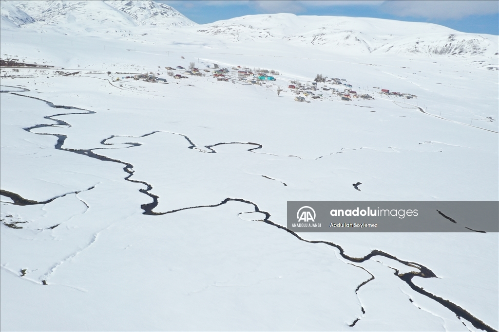 Ağrı'da menderesler karla kaplandı