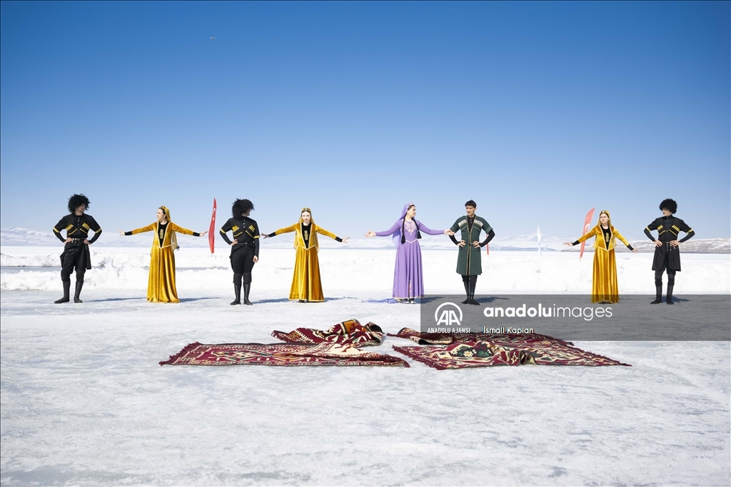 Senkronize Buz Pateni Kadın Milli Takımı sporcuları Çıldır Gölü'nde gösteri sundu