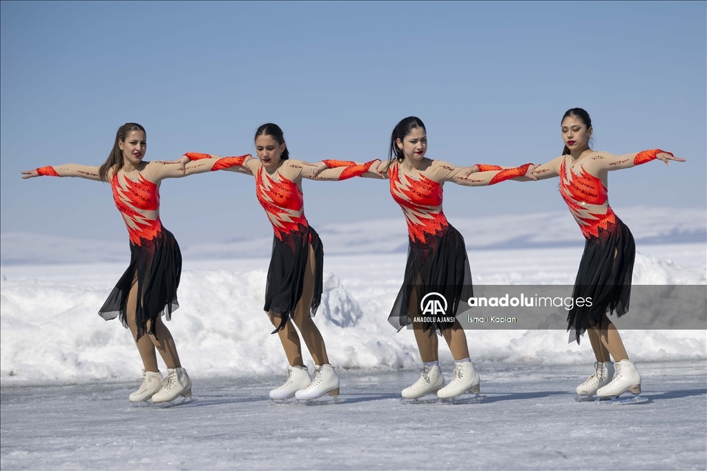 Senkronize Buz Pateni Kadın Milli Takımı sporcuları Çıldır Gölü'nde gösteri sundu