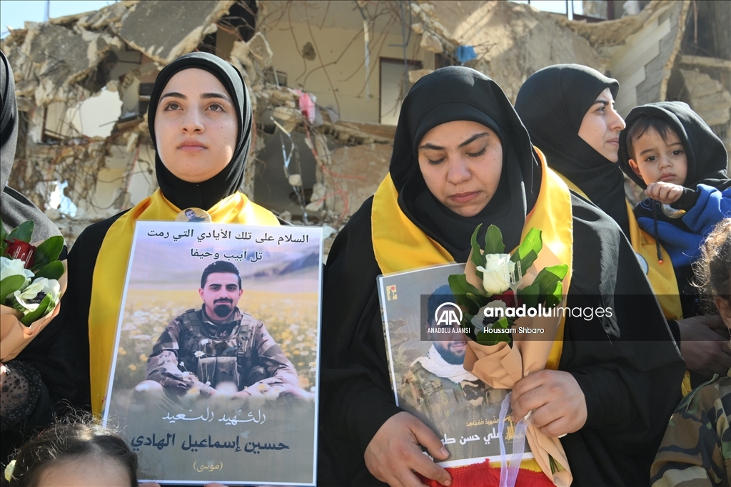 Hizbullah, ateşkes öncesi İsrail saldırılarında hayatını kaybeden 25 üyesini toprağa verdi