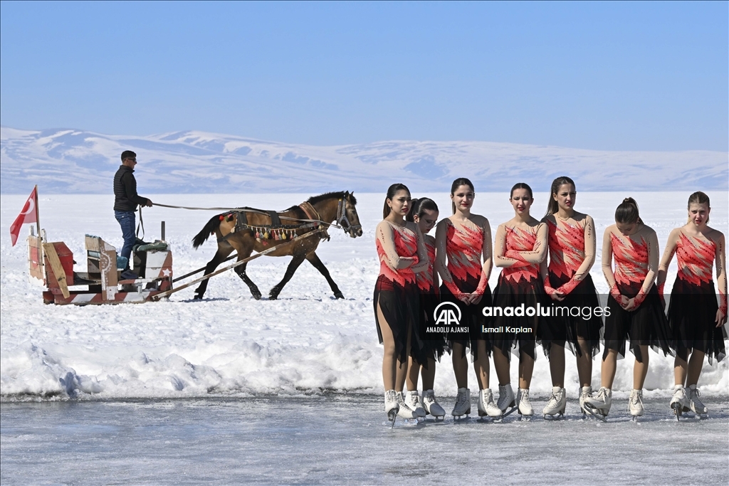 Senkronize Buz Pateni Kadın Milli Takımı sporcuları Çıldır Gölü'nde gösteri sundu