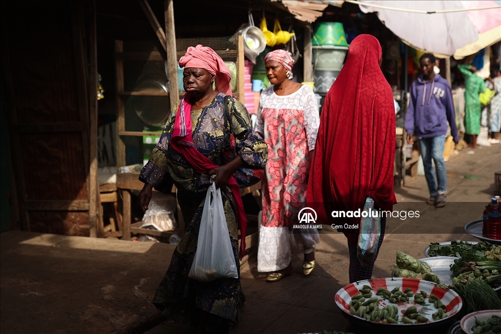 Afrika'daki pazarlar, ticari faaliyetlerin yanında önemli kültürel etkileşim merkezleri konumunda