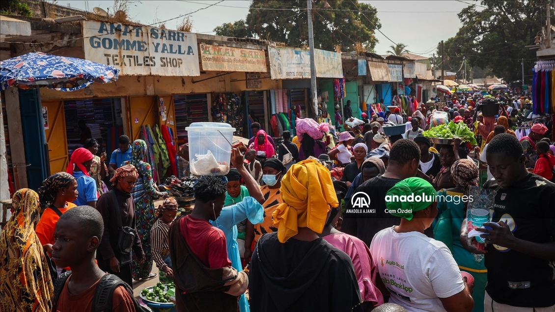Afrika'daki pazarlar, ticari faaliyetlerin yanında önemli kültürel etkileşim merkezleri konumunda