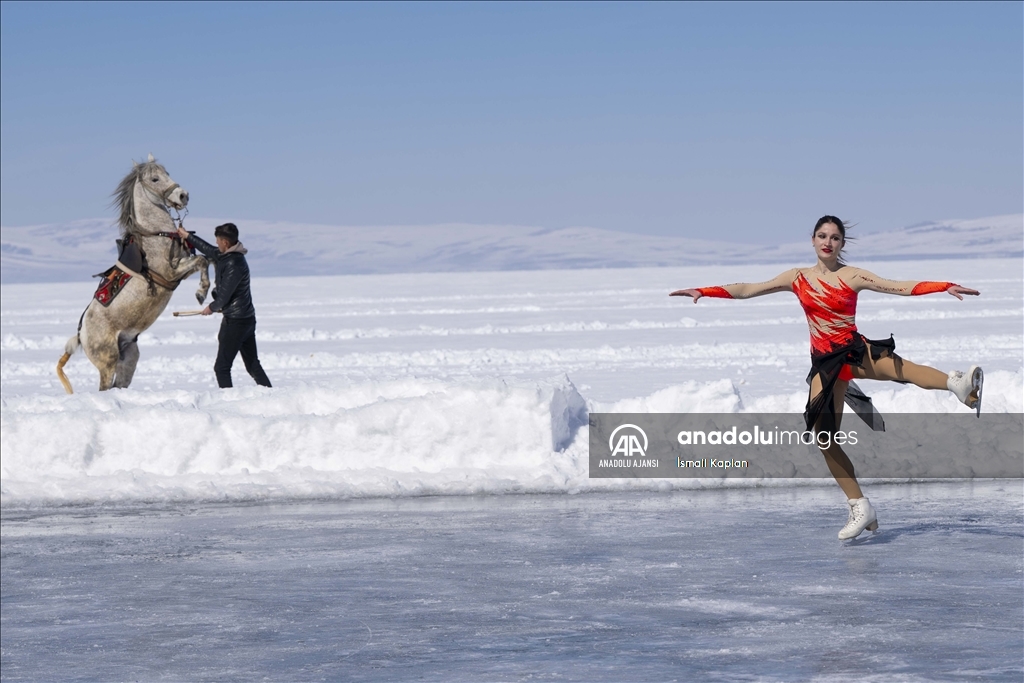 Senkronize Buz Pateni Kadın Milli Takımı sporcuları Çıldır Gölü'nde gösteri sundu