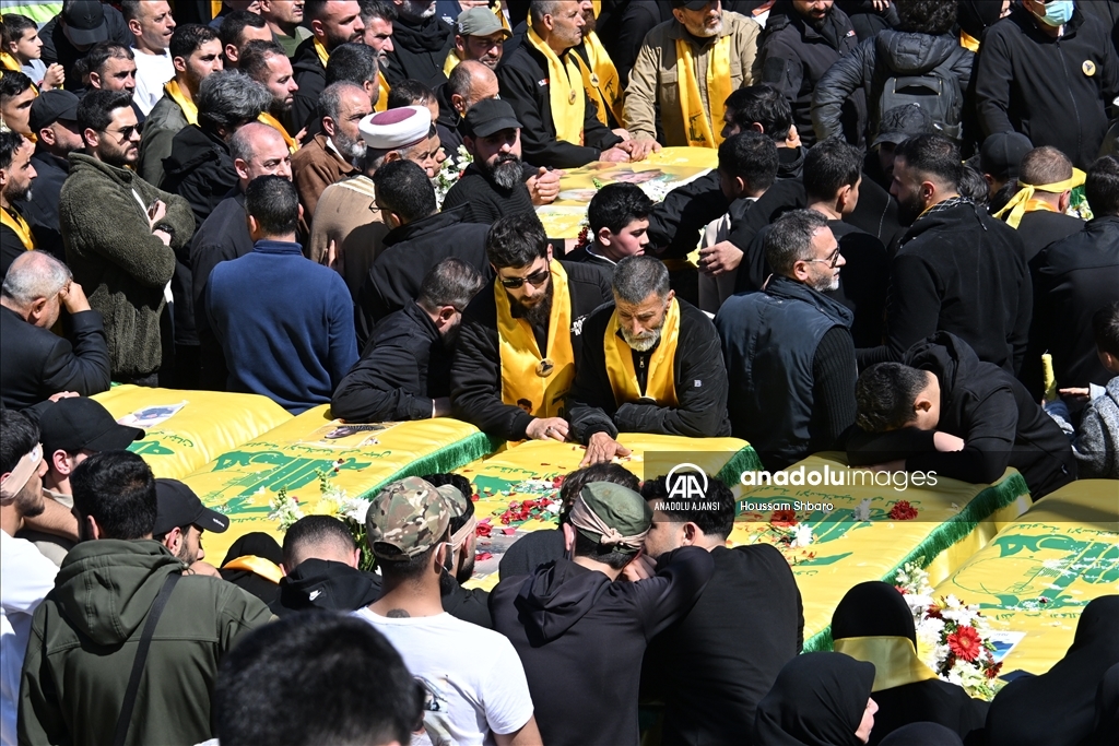 Hizbullah, ateşkes öncesi İsrail saldırılarında hayatını kaybeden 25 üyesini toprağa verdi