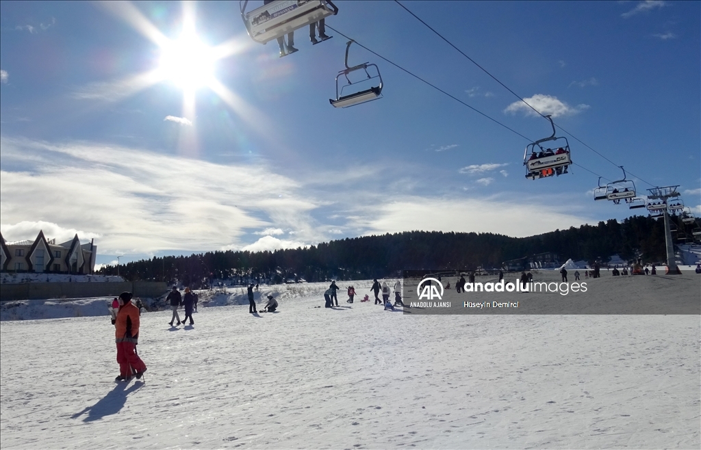 Sarıkamış Kayak Merkezi, hafta sonu kayakseverlerle doldu