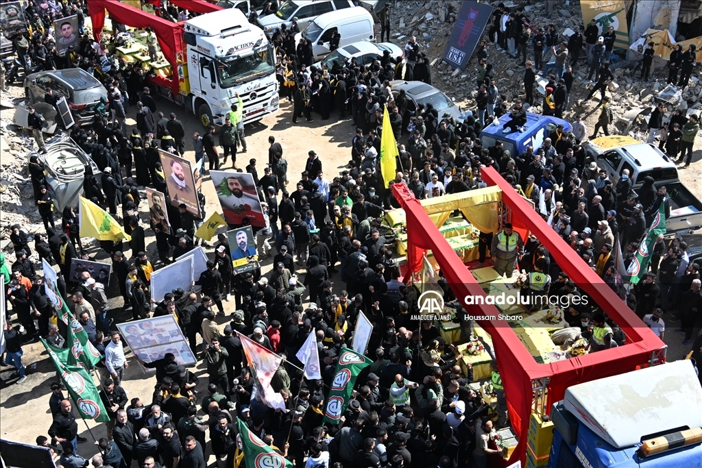 Hizbullah, ateşkes öncesi İsrail saldırılarında hayatını kaybeden 25 üyesini toprağa verdi
