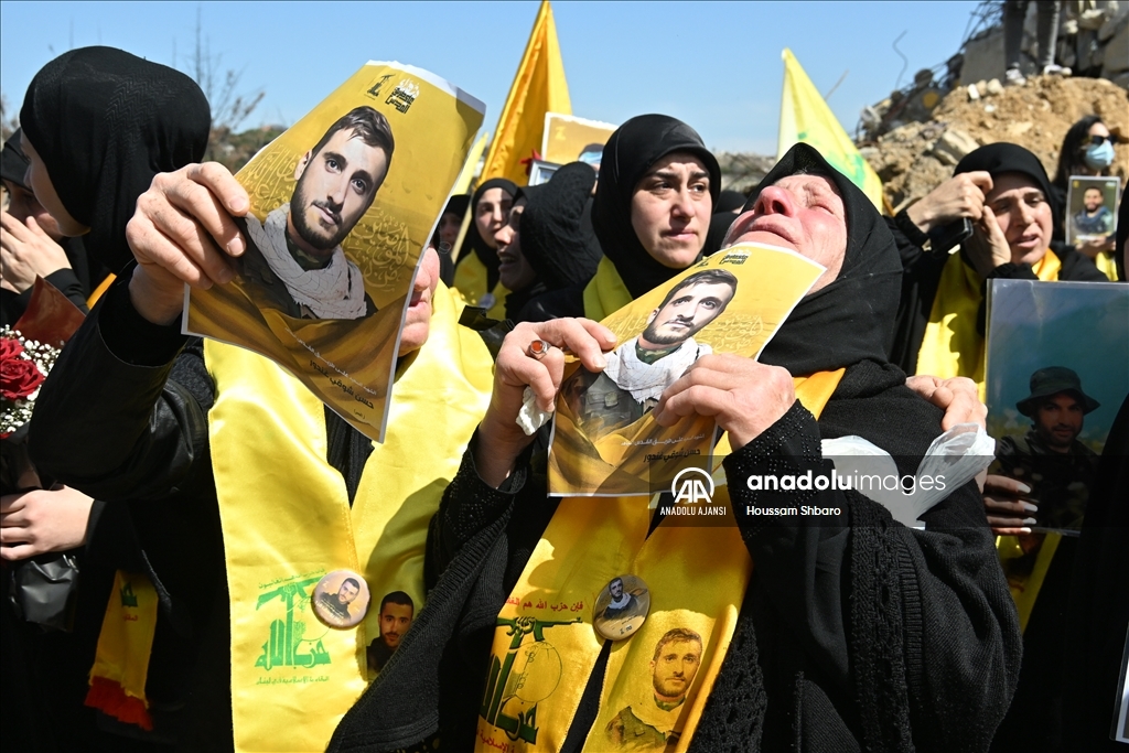 Hizbullah, ateşkes öncesi İsrail saldırılarında hayatını kaybeden 25 üyesini toprağa verdi