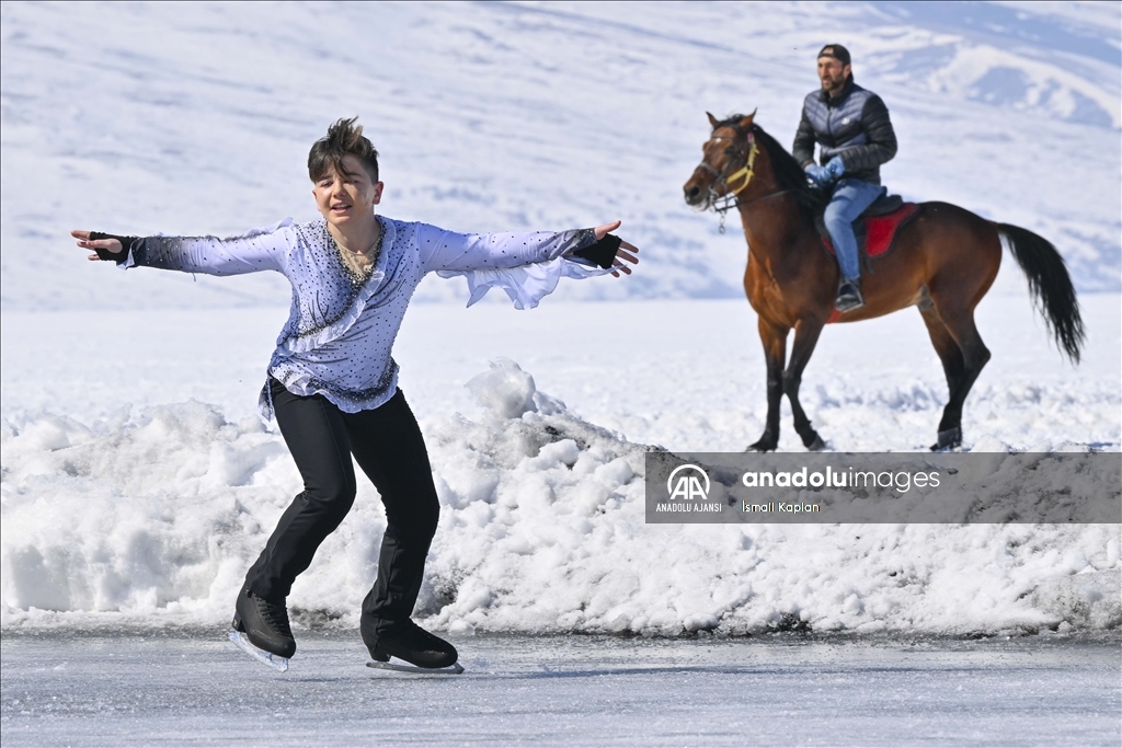 Senkronize Buz Pateni Kadın Milli Takımı sporcuları Çıldır Gölü'nde gösteri sundu