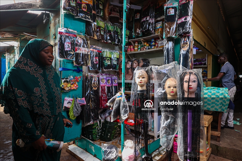 Afrika'daki pazarlar, ticari faaliyetlerin yanında önemli kültürel etkileşim merkezleri konumunda