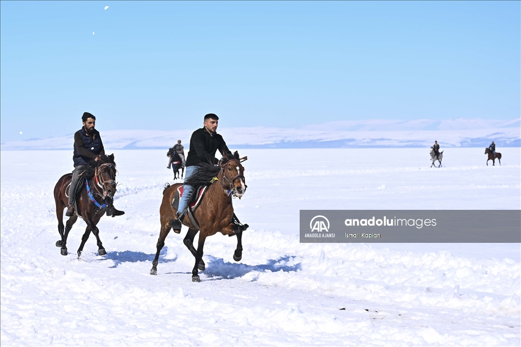 Senkronize Buz Pateni Kadın Milli Takımı sporcuları Çıldır Gölü'nde gösteri sundu