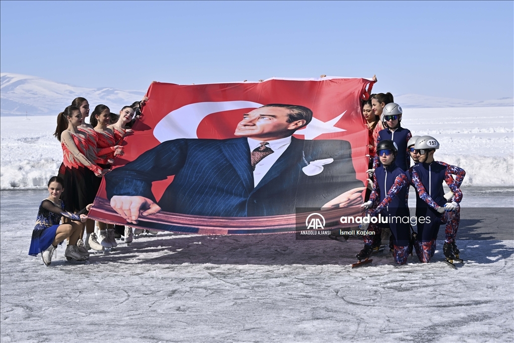 Senkronize Buz Pateni Kadın Milli Takımı sporcuları Çıldır Gölü'nde gösteri sundu