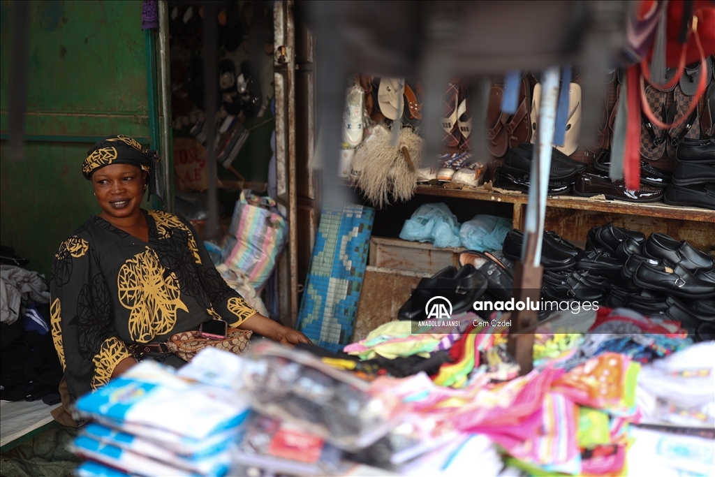 Afrika'daki pazarlar, ticari faaliyetlerin yanında önemli kültürel etkileşim merkezleri konumunda