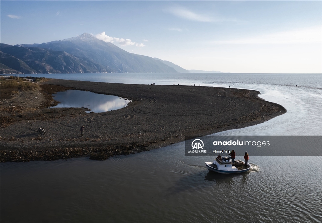 Asi Nehri deltasında balıkçıların av mesaisi