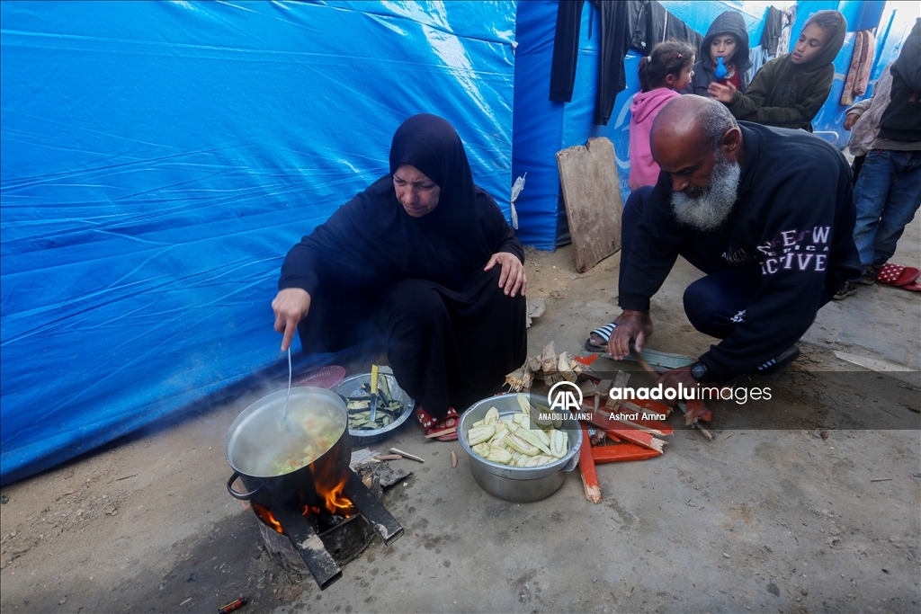 Tüp ve yakıt sıkıntısının yaşandığı Gazze'de Filistinliler, odun ateşiyle iftarlarını hazırlıyor