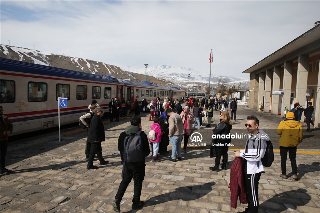 Muş'ta doğaseverler, tren yolculuğuyla bölgenin güzelliklerini keşfetti