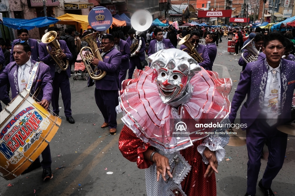 Bolivya'da düzenlenen karnavalın kapanışı renkli gösterilerle yapıldı