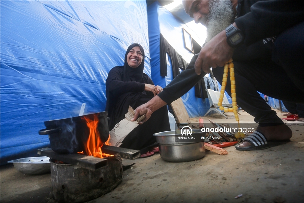 Tüp ve yakıt sıkıntısının yaşandığı Gazze'de Filistinliler, odun ateşiyle iftarlarını hazırlıyor