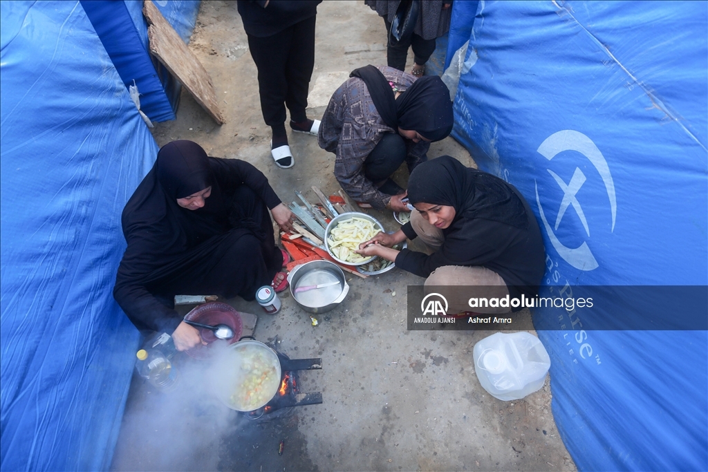 Tüp ve yakıt sıkıntısının yaşandığı Gazze'de Filistinliler, odun ateşiyle iftarlarını hazırlıyor