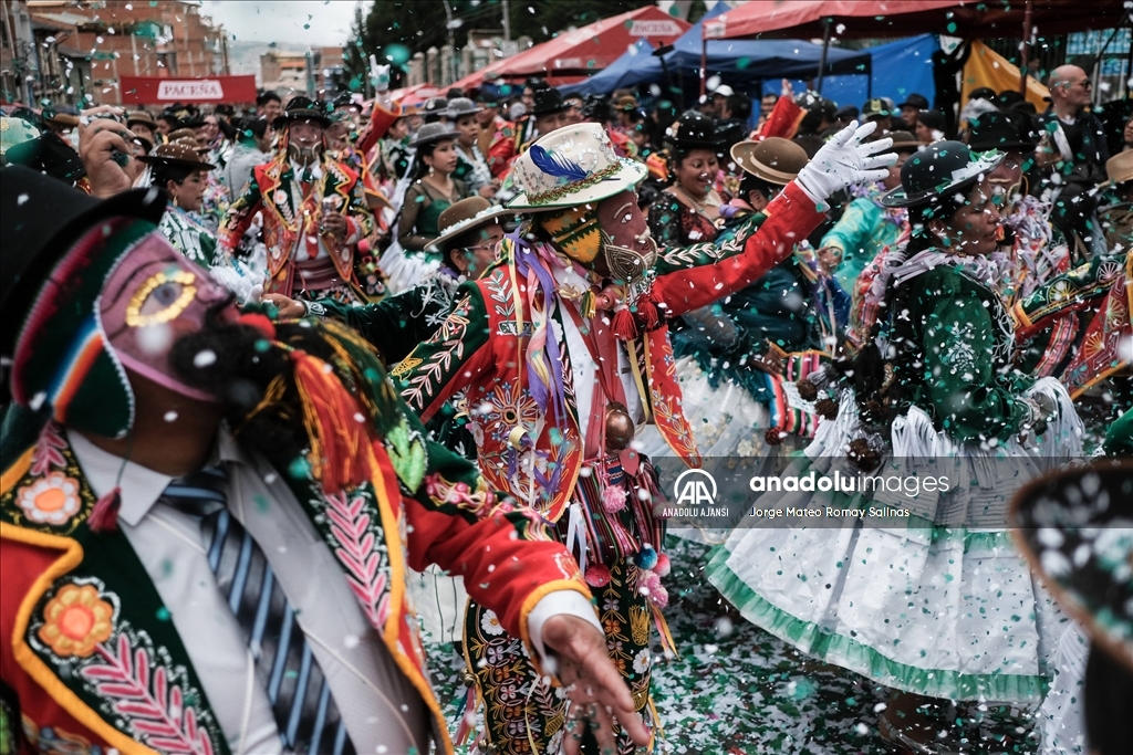 Bolivya'da düzenlenen karnavalın kapanışı renkli gösterilerle yapıldı