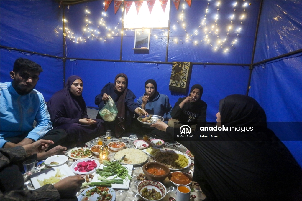 Tüp ve yakıt sıkıntısının yaşandığı Gazze'de Filistinliler, odun ateşiyle iftarlarını hazırlıyor