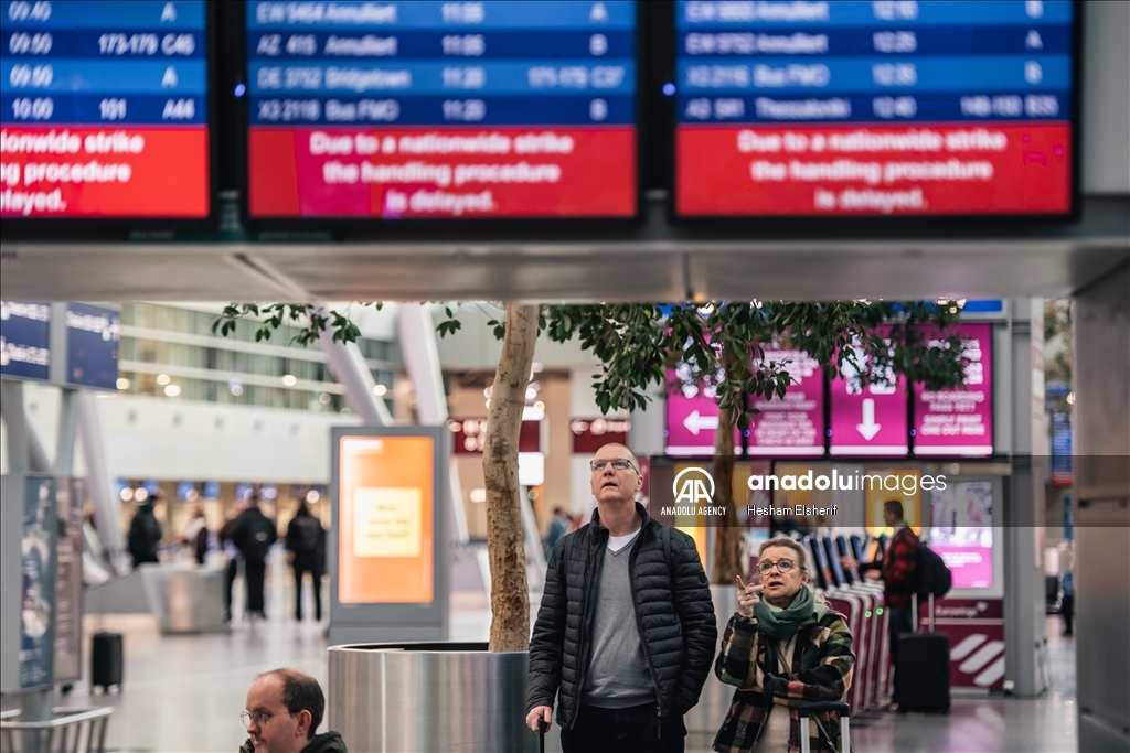 Germany airport strikes affect nearly half a million passengers