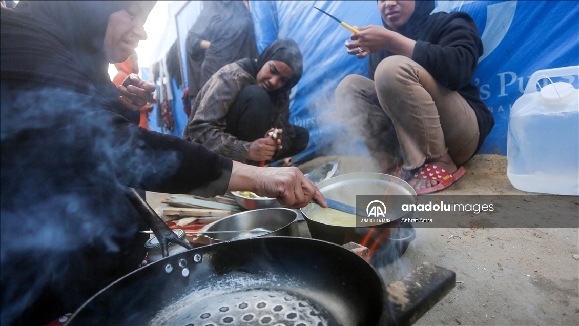 Tüp ve yakıt sıkıntısının yaşandığı Gazze'de Filistinliler, odun ateşiyle iftarlarını hazırlıyor