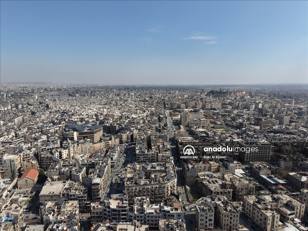 Halepliler, kentteki PKK/YPG'li teröristlerin devrik rejim unsurlarıyla eş zamanlı saldırısına tepkili