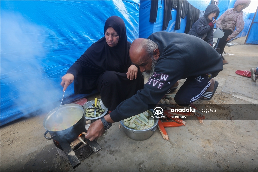 Tüp ve yakıt sıkıntısının yaşandığı Gazze'de Filistinliler, odun ateşiyle iftarlarını hazırlıyor