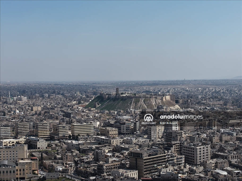 Halepliler, kentteki PKK/YPG'li teröristlerin devrik rejim unsurlarıyla eş zamanlı saldırısına tepkili