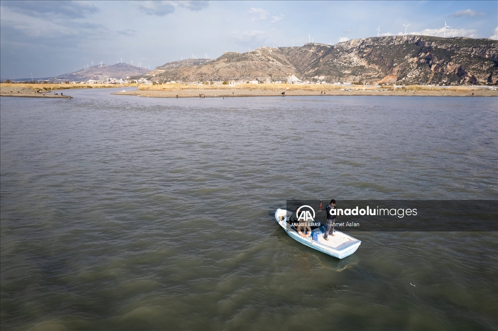 Asi Nehri deltasında balıkçıların av mesaisi