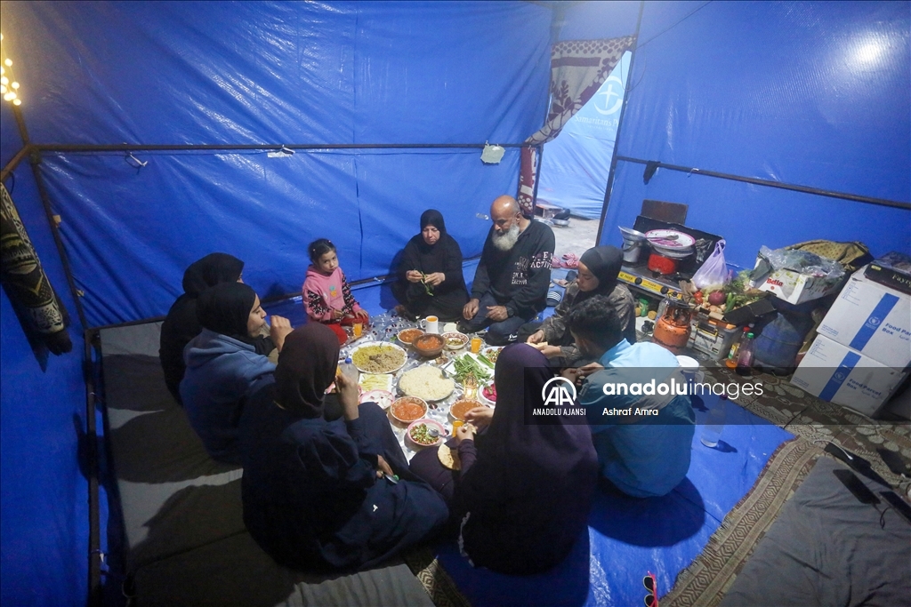 Tüp ve yakıt sıkıntısının yaşandığı Gazze'de Filistinliler, odun ateşiyle iftarlarını hazırlıyor