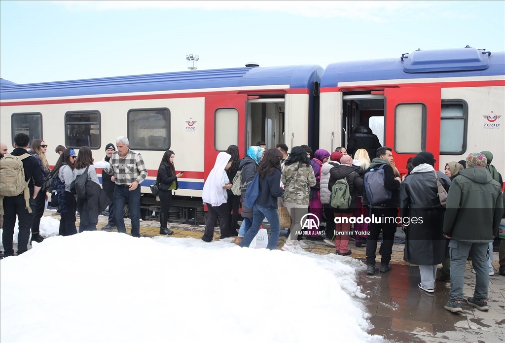 Muş'ta doğaseverler, tren yolculuğuyla bölgenin güzelliklerini keşfetti