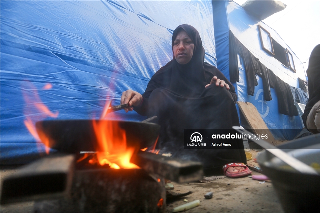 Tüp ve yakıt sıkıntısının yaşandığı Gazze'de Filistinliler, odun ateşiyle iftarlarını hazırlıyor
