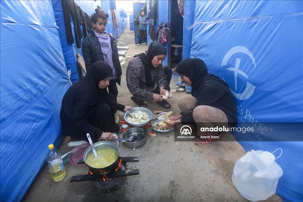 Tüp ve yakıt sıkıntısının yaşandığı Gazze'de Filistinliler, odun ateşiyle iftarlarını hazırlıyor