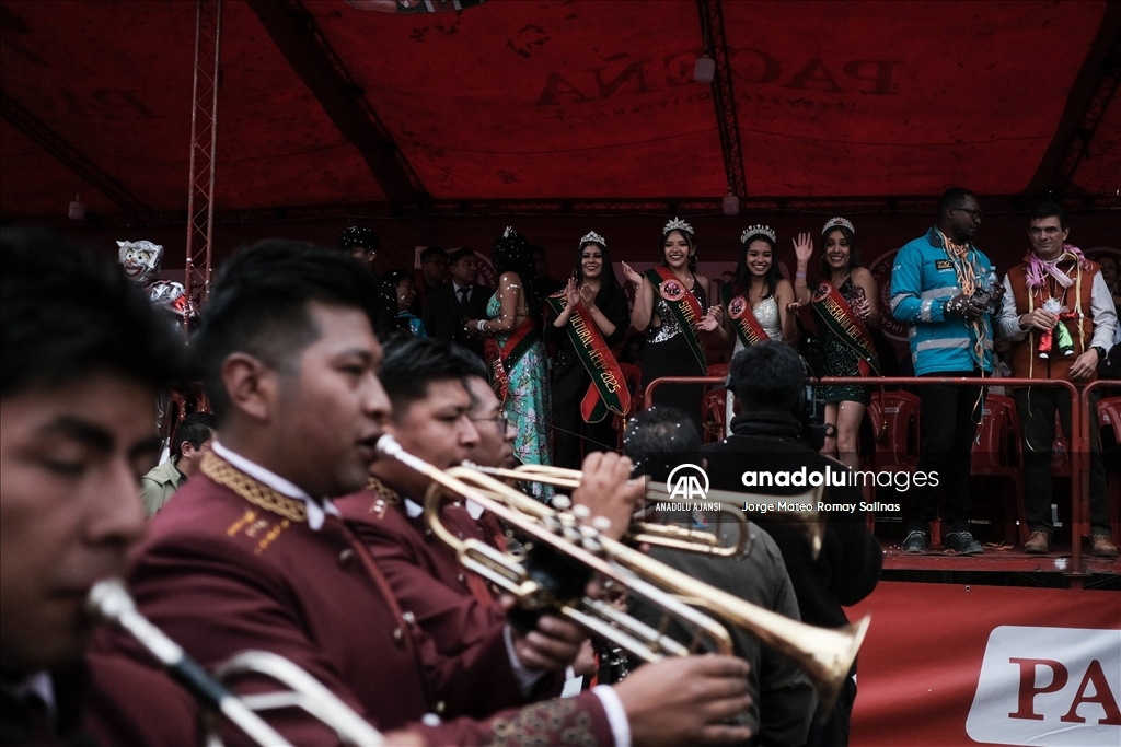 Bolivya'da düzenlenen karnavalın kapanışı renkli gösterilerle yapıldı