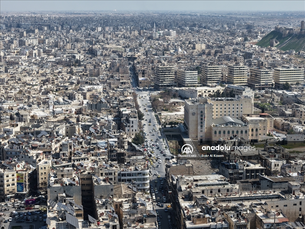 Halepliler, kentteki PKK/YPG'li teröristlerin devrik rejim unsurlarıyla eş zamanlı saldırısına tepkili