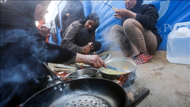 Tüp ve yakıt sıkıntısının yaşandığı Gazze'de Filistinliler, odun ateşiyle iftarlarını hazırlıyor