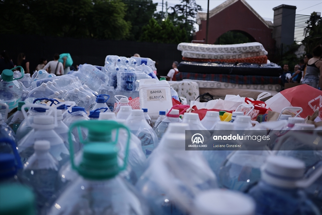 Arjantin'de selden etkilenen bölgelere dağıtılmak üzere yardım malzemeleri toplandı