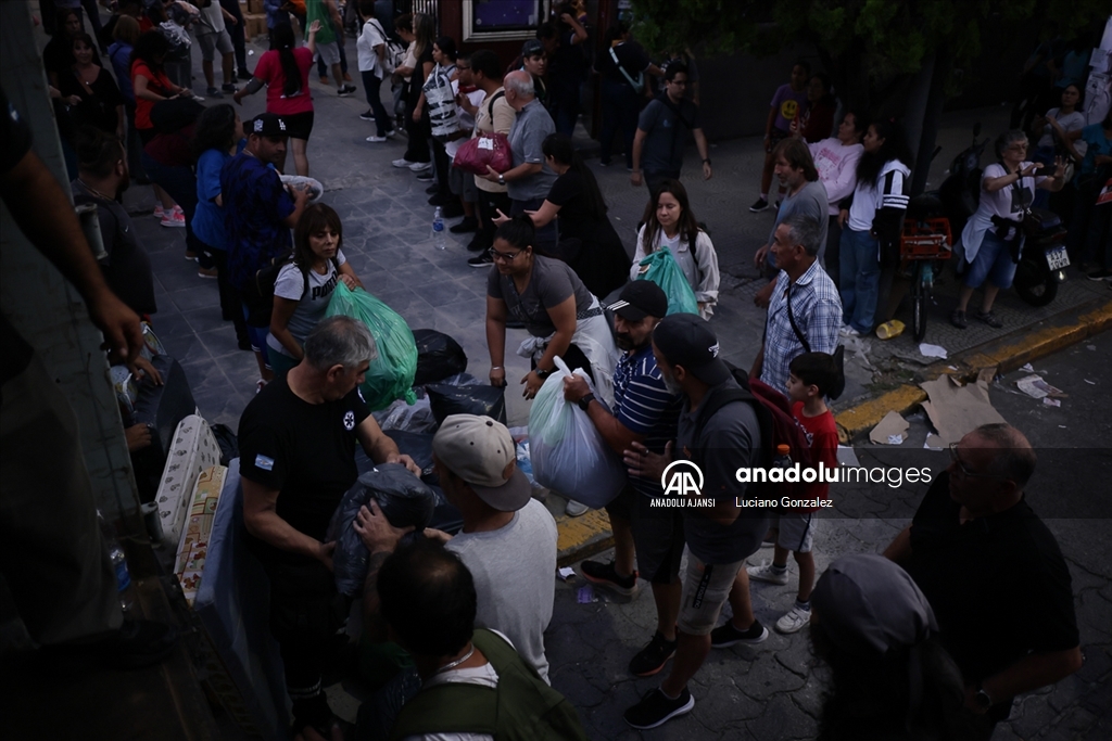 Arjantin'de selden etkilenen bölgelere dağıtılmak üzere yardım malzemeleri toplandı