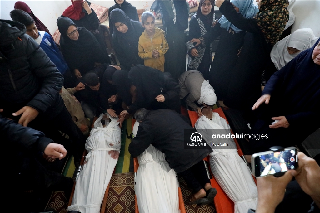 İsrail'in saldırısında hayatını kaybeden 3 Filistinli kardeşin cenaze töreni